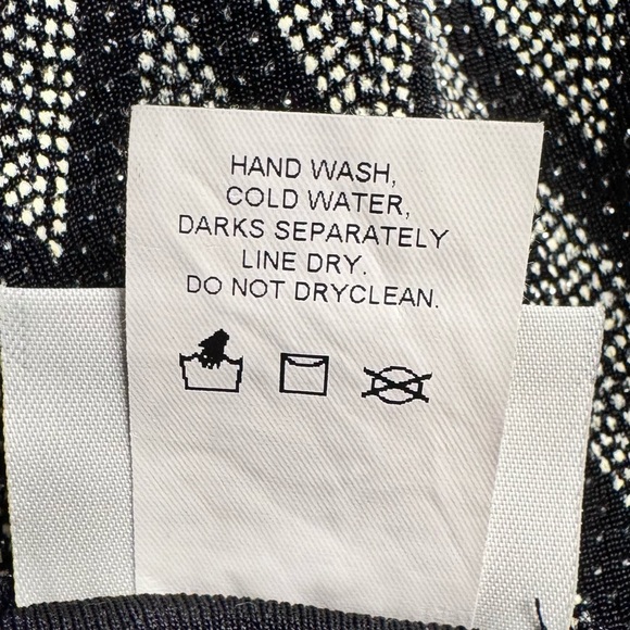 Modern Essentials Women’s Size XL Black Zig Zag Print Short Sleeve Top - Picture 6 of 6